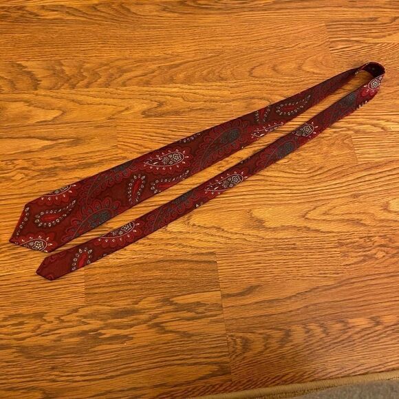 Oscar de la Renta Burgundy Red Paisley Tie - Picture 2 of 3